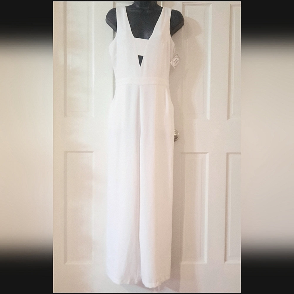 Elegant white sleeveless jumpsuit - Womens Size: 4 - Brand: bebe - Color: White